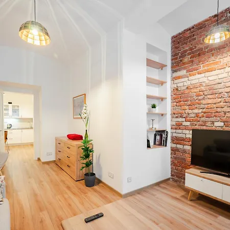 Apartment Cozy By River Dancing House