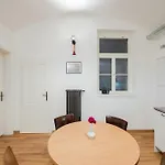 דירה Cozy By River Dancing House