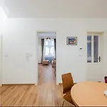 Cozy By River Dancing House דירה *