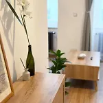 דירה Cozy By River Dancing House