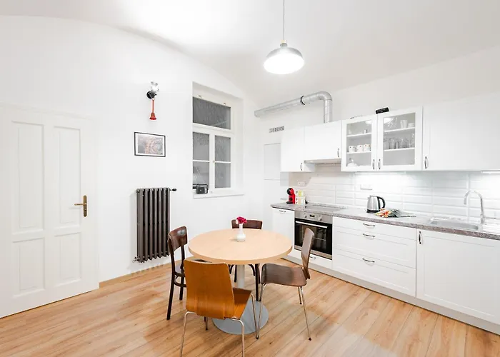 1min River Dancing House Daire Prag