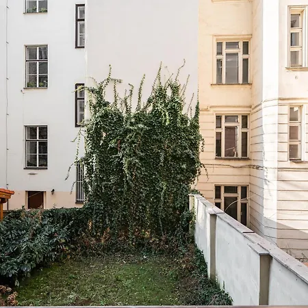 1min River Dancing House Prag