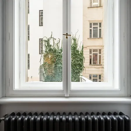 Cozy By River Dancing House Praga