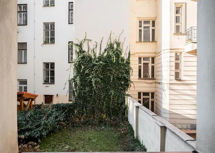 Cozy By River Dancing House Praga